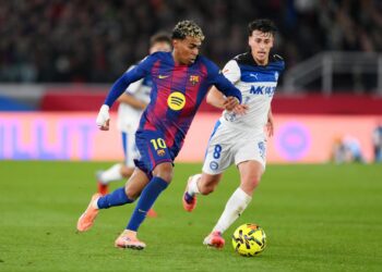 FC Barcelona and Deportivo Alavés players battling for possession in a LaLiga match