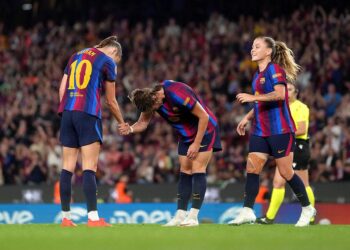 Barcelona Femení players competing against HB Køge in the UEFA Women's Champions League.